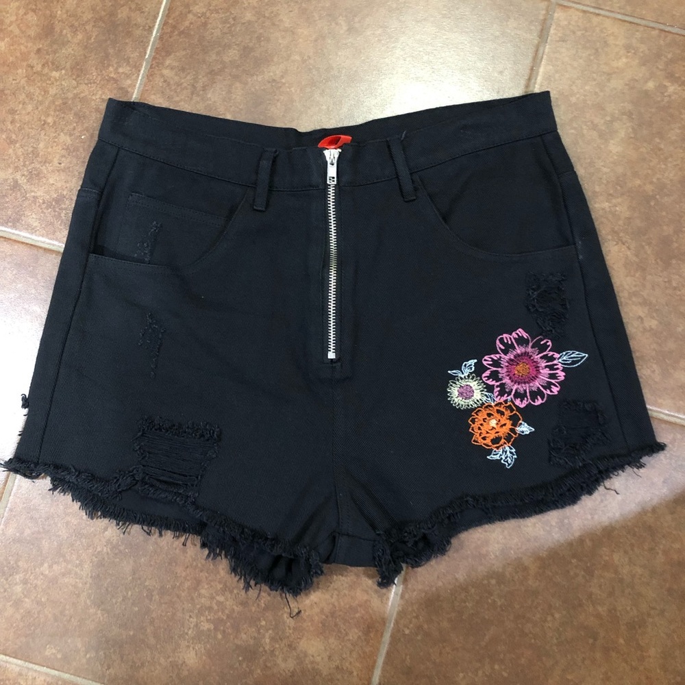 Chelsea & Violet Jean Shorts - Picture 2 of 7